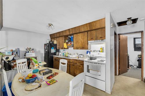 484 Hein Road, Kelowna, BC - Indoor Photo Showing Kitchen