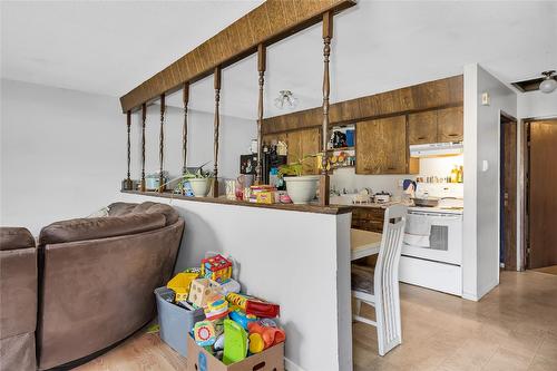 484 Hein Road, Kelowna, BC - Indoor Photo Showing Kitchen