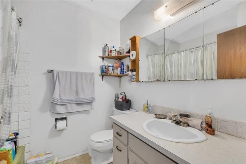 484 Hein Road, Kelowna, BC - Indoor Photo Showing Bathroom