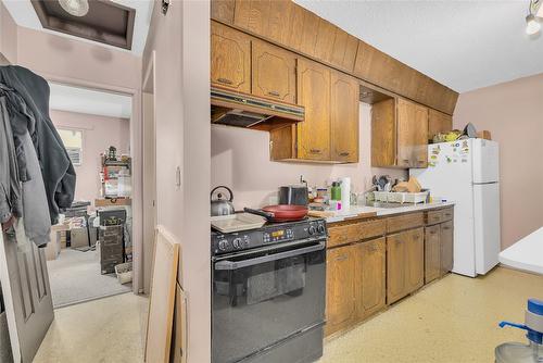 482 Hein Road, Kelowna, BC - Indoor Photo Showing Kitchen