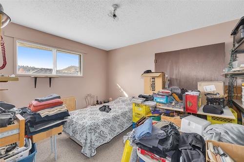 482 Hein Road, Kelowna, BC - Indoor Photo Showing Bedroom