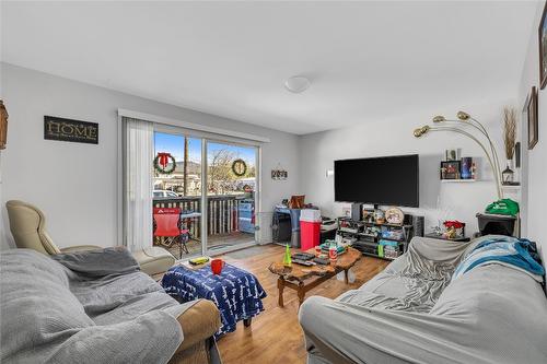 480 Hein Road, Kelowna, BC - Indoor Photo Showing Living Room