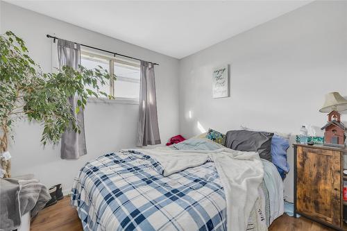 480 Hein Road, Kelowna, BC - Indoor Photo Showing Bedroom