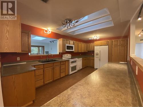 4718 Mcconnell Avenue, Terrace, BC - Indoor Photo Showing Kitchen