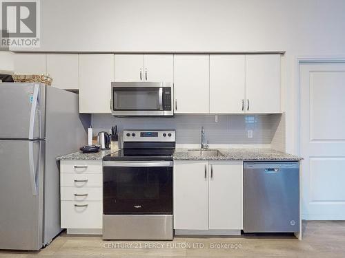 Lph 01 - 10 Meadowglen Place, Toronto, ON - Indoor Photo Showing Kitchen With Upgraded Kitchen