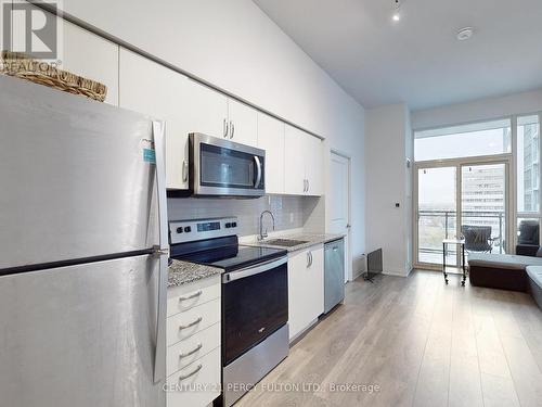 Lph 01 - 10 Meadowglen Place, Toronto, ON - Indoor Photo Showing Kitchen