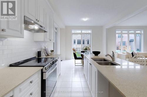 31 Sambro Lane, Whitchurch-Stouffville, ON - Indoor Photo Showing Kitchen With Double Sink With Upgraded Kitchen