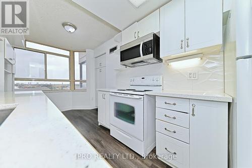 706 - 100 County Court Boulevard, Brampton, ON - Indoor Photo Showing Kitchen