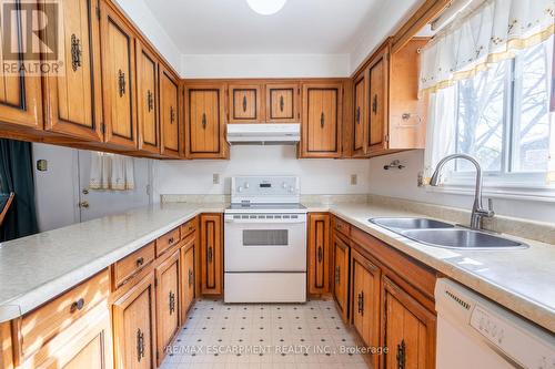 2486 Snowhill Court, Burlington, ON - Indoor Photo Showing Kitchen With Double Sink