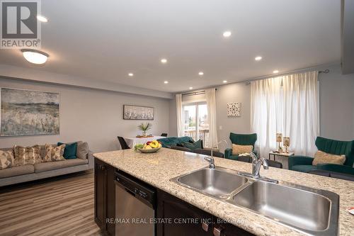 734 Cook Crescent, Shelburne, ON - Indoor Photo Showing Kitchen With Double Sink