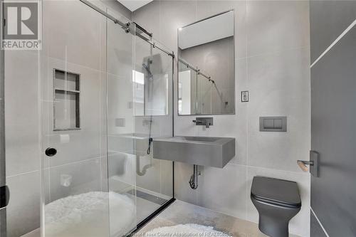 10650 Riverside Drive East, Windsor, ON - Indoor Photo Showing Bathroom