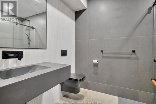 10650 Riverside Drive East, Windsor, ON - Indoor Photo Showing Bathroom