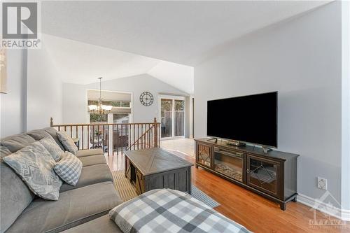 552 Wild Shore Crescent, Ottawa, ON - Indoor Photo Showing Living Room