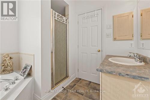 51 Castle Glen Crescent, Ottawa, ON - Indoor Photo Showing Bathroom