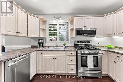 7949 Grossi Court, Niagara Falls, ON - Indoor Photo Showing Kitchen With Double Sink