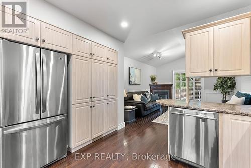 7949 Grossi Court, Niagara Falls, ON - Indoor Photo Showing Kitchen