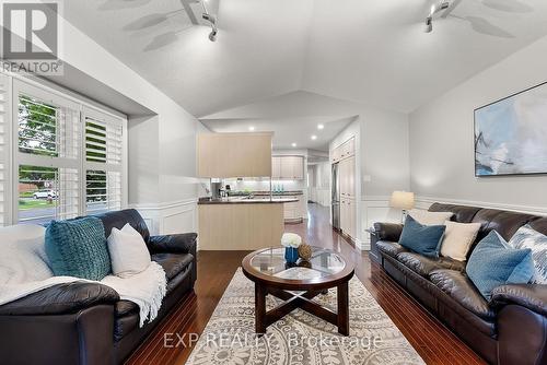 7949 Grossi Court, Niagara Falls, ON - Indoor Photo Showing Living Room