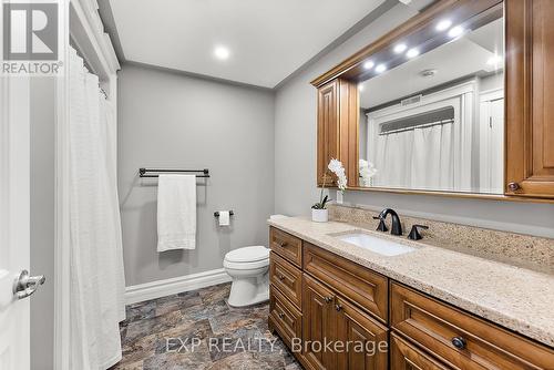 7949 Grossi Court, Niagara Falls, ON - Indoor Photo Showing Bathroom