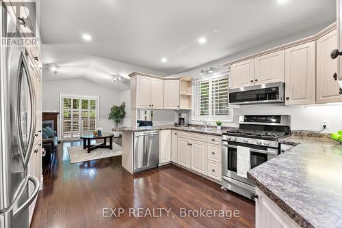 7949 Grossi Court, Niagara Falls, ON - Indoor Photo Showing Kitchen With Upgraded Kitchen