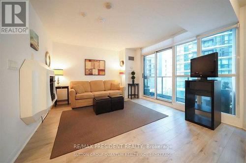 331 - 600 Fleet Street, Toronto, ON - Indoor Photo Showing Living Room