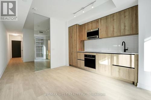 702 - 127 Broadway Avenue, Toronto, ON - Indoor Photo Showing Kitchen