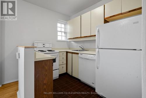 106 - 2676 Yonge Street, Toronto, ON - Indoor Photo Showing Kitchen