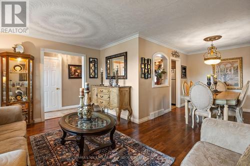 128 Shropshire Drive, Toronto, ON - Indoor Photo Showing Living Room