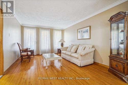 17 Dowling Circle, Markham, ON - Indoor Photo Showing Living Room