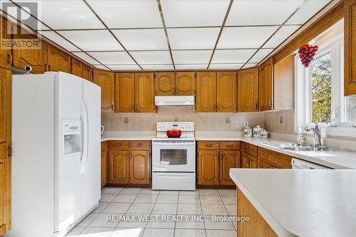 17 Dowling Circle, Markham, ON - Indoor Photo Showing Kitchen With Double Sink