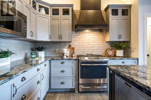 7 Purple Hill Lane, Clearview, ON - Indoor Photo Showing Kitchen With Upgraded Kitchen