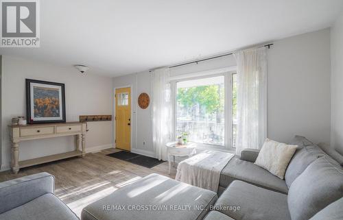 47 Lakeshore Road W, Oro-Medonte, ON - Indoor Photo Showing Living Room