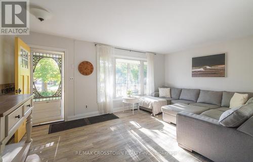 47 Lakeshore Road W, Oro-Medonte, ON - Indoor Photo Showing Living Room