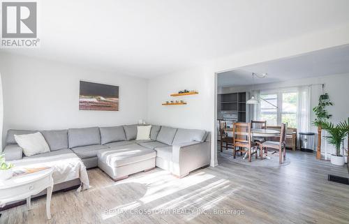 47 Lakeshore Road W, Oro-Medonte, ON - Indoor Photo Showing Living Room