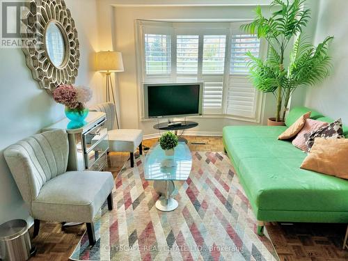 372 Fairview Road W, Mississauga, ON - Indoor Photo Showing Living Room