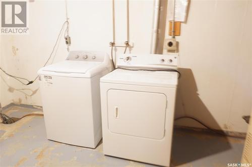 502 4Th Avenue E, Assiniboia, SK - Indoor Photo Showing Laundry Room