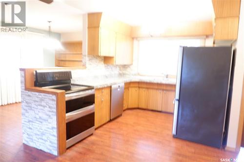 502 4Th Avenue E, Assiniboia, SK - Indoor Photo Showing Kitchen