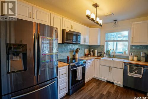 102 Blakeney Crescent, Saskatoon, SK - Indoor Photo Showing Kitchen With Stainless Steel Kitchen