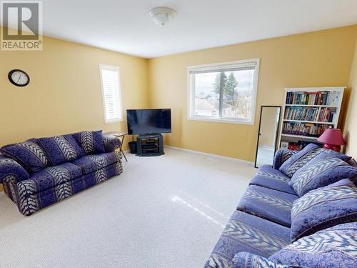 3415 Theodosia Ave, Powell River, BC - Indoor Photo Showing Living Room