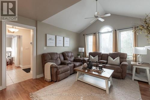 348 Kenmore Place, London, ON - Indoor Photo Showing Living Room