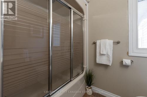 348 Kenmore Place, London, ON - Indoor Photo Showing Bathroom