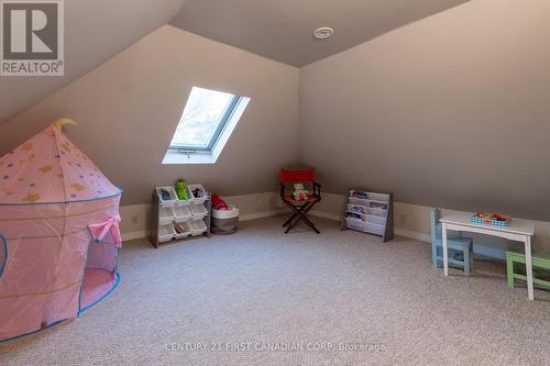 348 Kenmore Place, London, ON - Indoor Photo Showing Bedroom