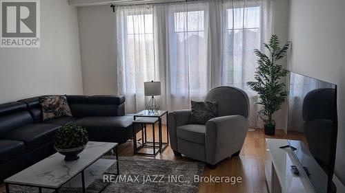 1463 Green Road, Clarington (Bowmanville), ON - Indoor Photo Showing Living Room