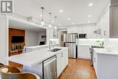 63 Fern Valley Crescent, Richmond Hill, ON - Indoor Photo Showing Kitchen With Upgraded Kitchen