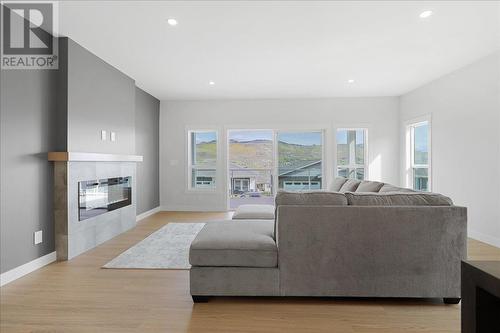 7760 Okanagan Landing Road Unit# 131, Vernon, BC - Indoor Photo Showing Living Room With Fireplace