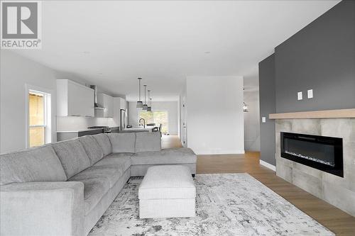 7760 Okanagan Landing Road Unit# 131, Vernon, BC - Indoor Photo Showing Living Room With Fireplace