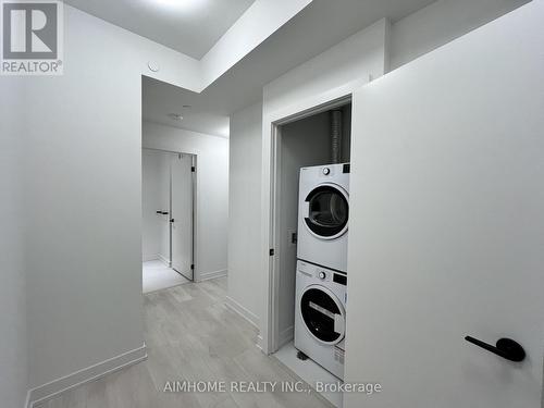 1109S - 127 Broadway Avenue, Toronto, ON - Indoor Photo Showing Laundry Room