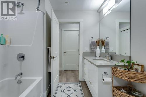 191 Hollywood Road S Unit# 102, Kelowna, BC - Indoor Photo Showing Bathroom