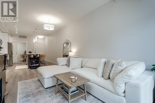 191 Hollywood Road S Unit# 102, Kelowna, BC - Indoor Photo Showing Living Room