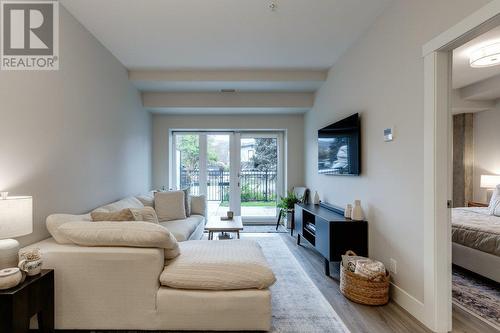 191 Hollywood Road S Unit# 102, Kelowna, BC - Indoor Photo Showing Living Room