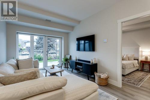 191 Hollywood Road S Unit# 102, Kelowna, BC - Indoor Photo Showing Living Room